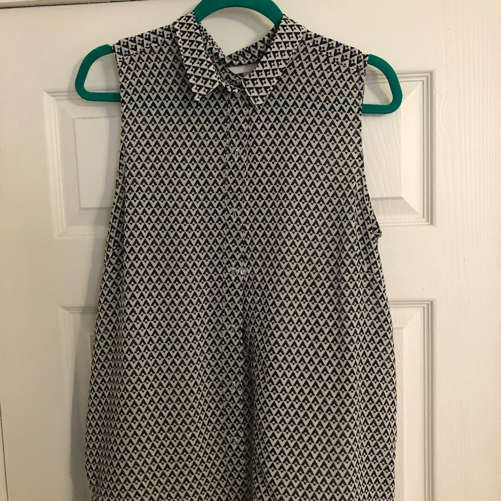 Sleeveless button down top